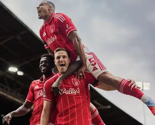 Nottingham Forest's squad celebrates a crucial goal in their impressive away victory at the Gtech Community Stadium. (Image: Jaya9)